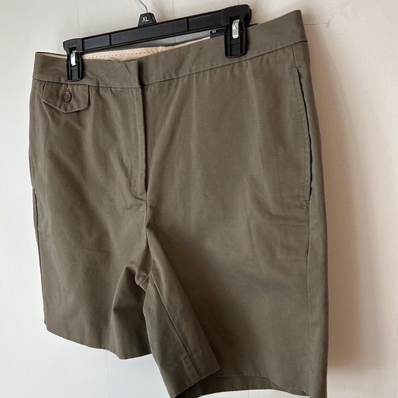 Women’s size 12 Lands End army green summer shorts. Pockets NWT. Preppy look. - Picture 7 of 9